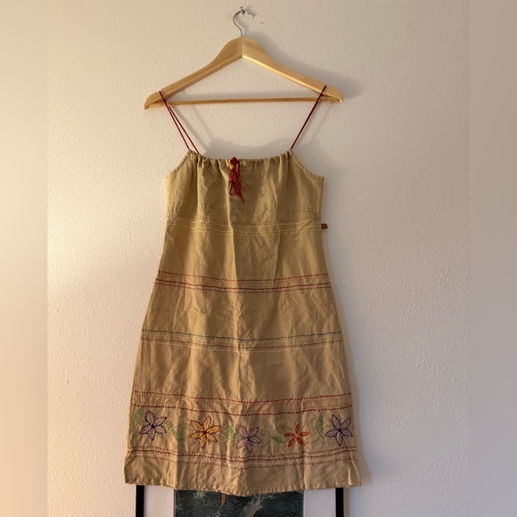 Roxy Dresses & Skirts - Y2K Roxy Beige linen Embroidered Mini Dress with Red Straps